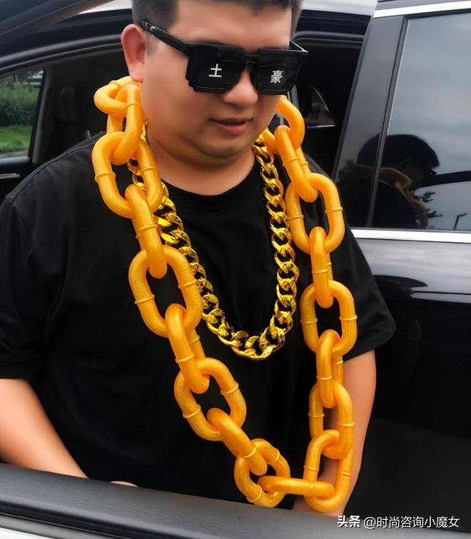 最好别总戴这3种“配饰”看着俗气、没品位Bsport体育平台登录男人不管有钱没钱(图7)